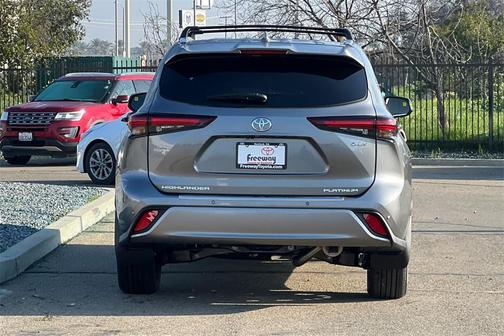 2026 Toyota Highlander Hybrid Platinum