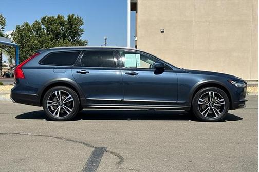 2018 Volvo V90 Cross Country T5