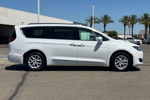 Bright White Clearcoat 2020 Chrysler Pacifica Touring L