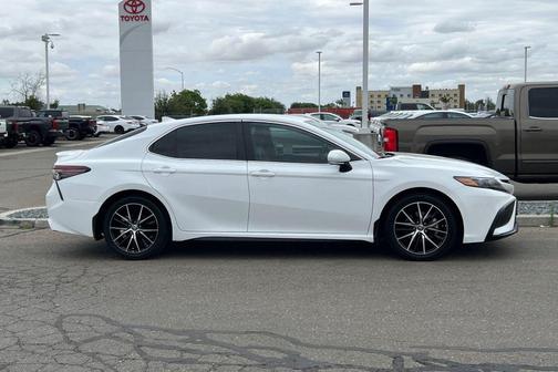 Ice Cap 2023 Toyota Camry SE