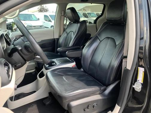 Brilliant Black Crystal Pearlcoat 2022 Chrysler Pacifica Touring L