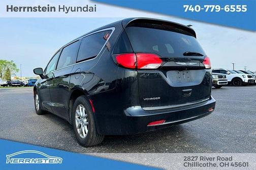 2022 Chrysler Voyager LX
