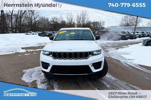 Bright White Clearcoat 2025 Jeep Grand Cherokee Laredo