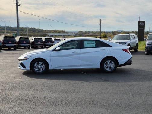 2025 Hyundai ELANTRA SE