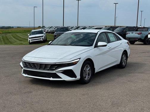 2025 Hyundai ELANTRA SE