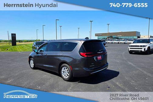 Crystal Metallic 2023 Chrysler Pacifica Touring L