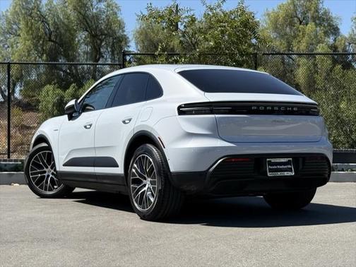 2025 Porsche Macan Base