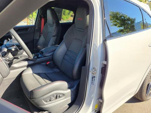 2025 Porsche Cayenne GTS