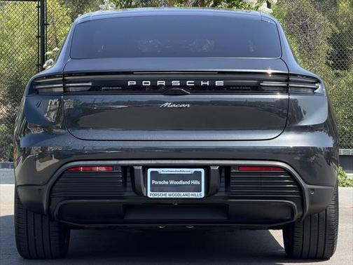2025 Porsche Macan Base