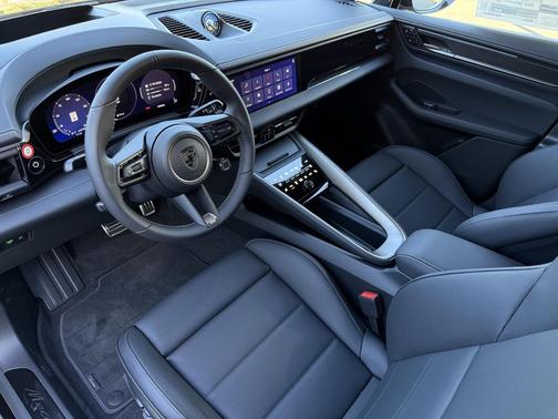 2025 Porsche Macan Turbo