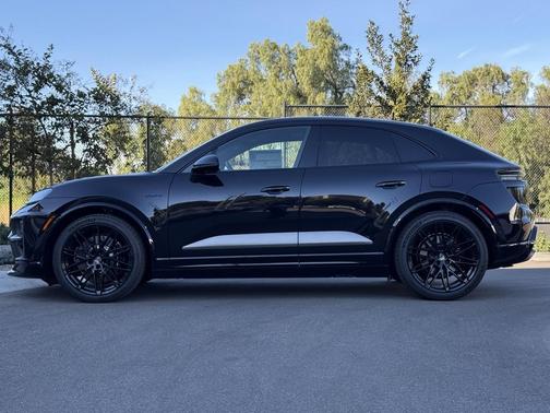 2025 Porsche Macan Turbo