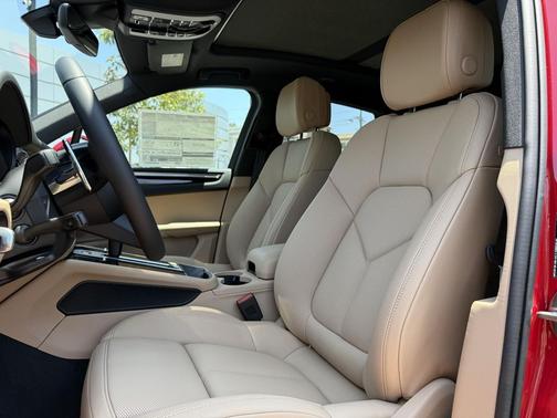 2025 Porsche Macan Loaner