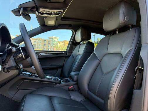 2026 Porsche Macan Loaner