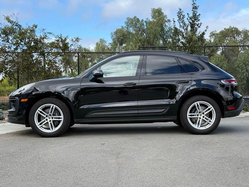 2024 Porsche Macan Base (PDK)