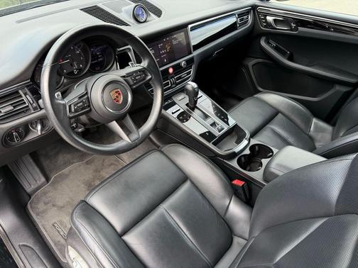 2024 Porsche Macan Base (PDK)