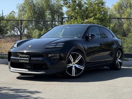 2025 Porsche Macan Turbo