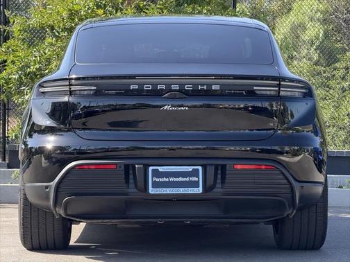 2025 Porsche Macan Turbo