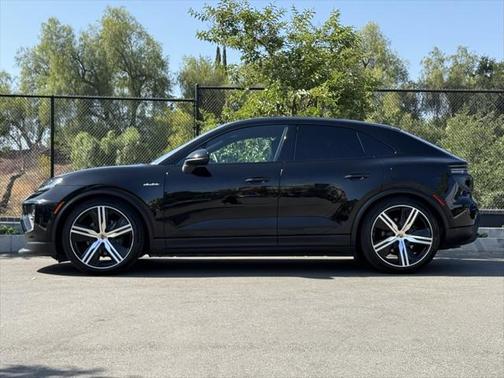 2025 Porsche Macan Turbo