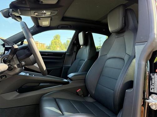 2025 Porsche Macan Turbo