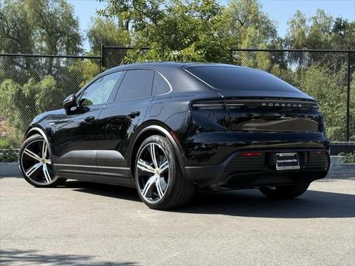 2025 Porsche Macan Turbo