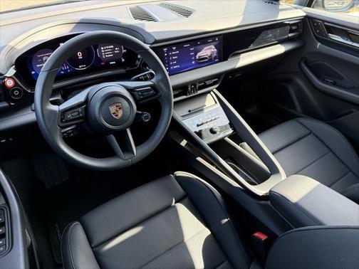2025 Porsche Macan Turbo