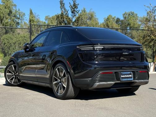 2025 Porsche Macan Turbo