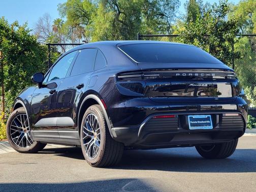 Jet Black 2025 Porsche Macan Macan Electric 4