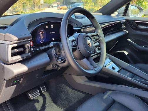 2025 Porsche Macan 4S