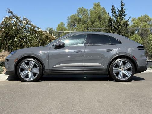 2025 Porsche Macan Loaner