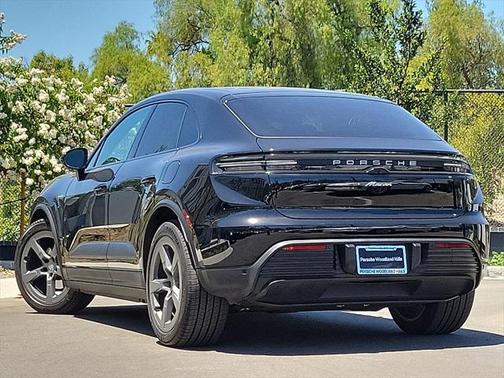 2025 Porsche Macan Base