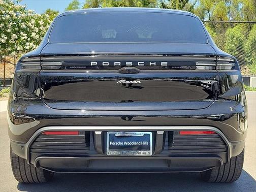 2025 Porsche Macan Base