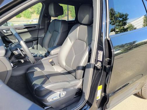 2025 Porsche Macan Loaner