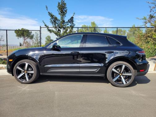 2025 Porsche Macan Loaner