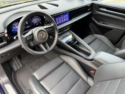 2025 Porsche Macan Loaner