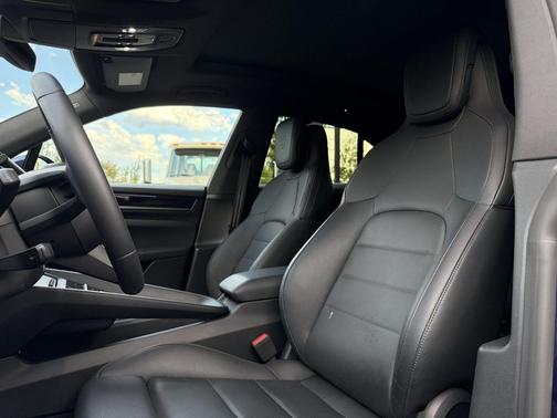 2025 Porsche Macan Loaner