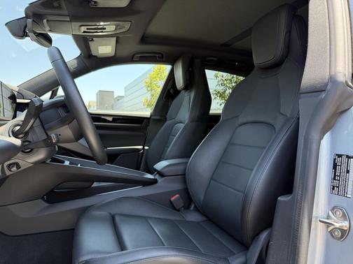 2025 Porsche Macan Loaner