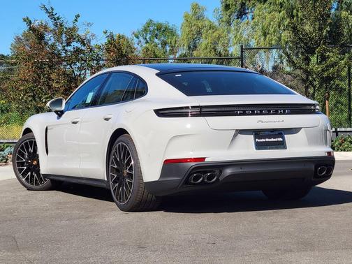 2025 Porsche Panamera 4