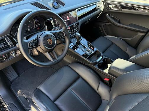 2025 Porsche Macan Loaner
