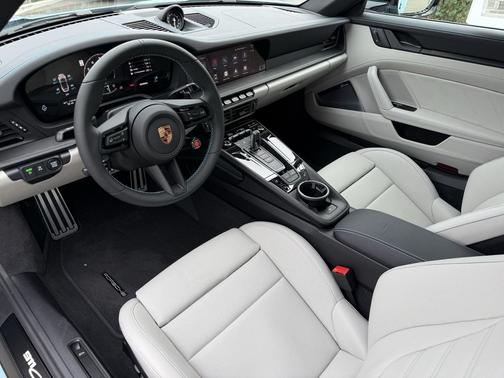 2026 Porsche 911 Carrera 4 GTS