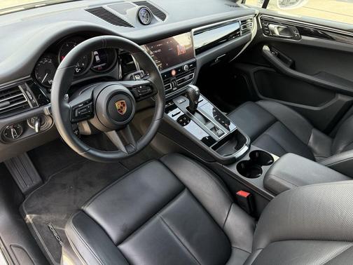2025 Porsche Macan Loaner