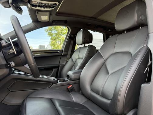 2025 Porsche Macan Loaner