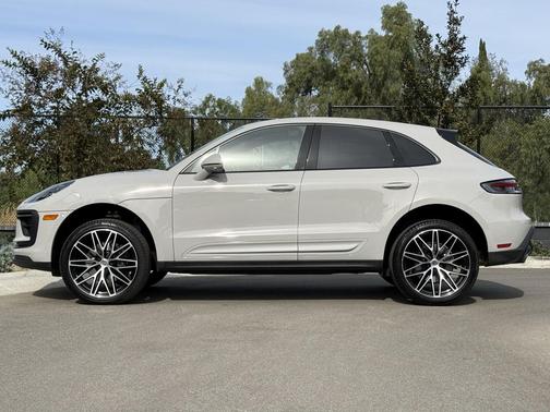 2025 Porsche Macan Loaner