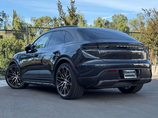 2025 Porsche Macan 4