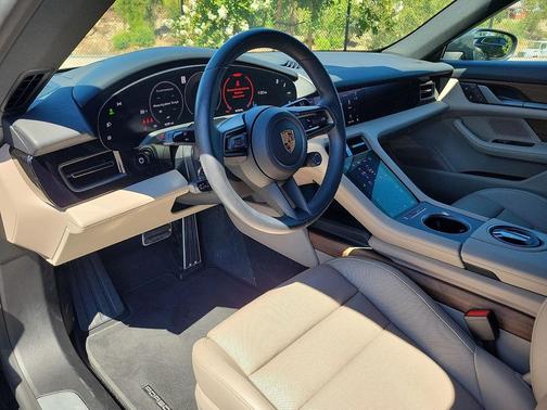 2025 Porsche Taycan 