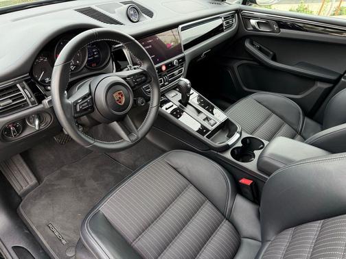 2025 Porsche Macan Loaner