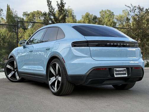 2025 Porsche Macan Loaner