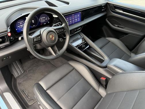 2025 Porsche Macan Loaner
