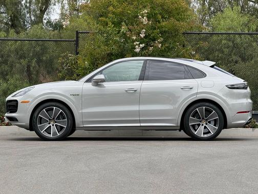 Chalk 2022 Porsche Cayenne Cayenne Turbo S E-Hybrid