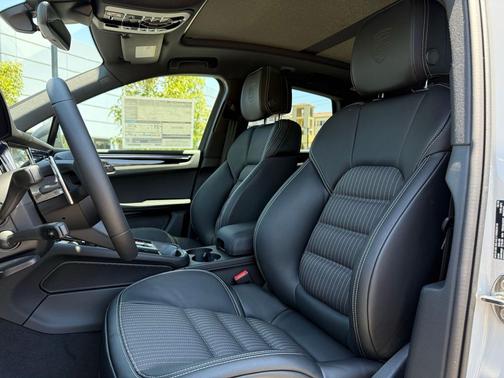 2025 Porsche Macan Loaner