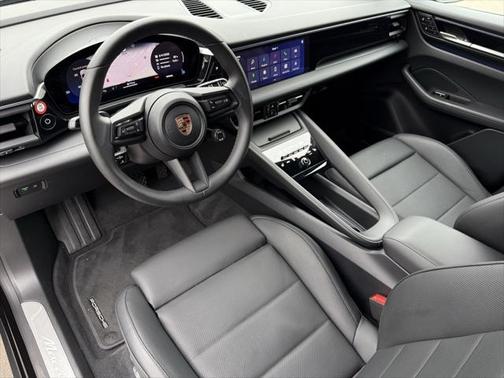 2025 Porsche Macan Turbo